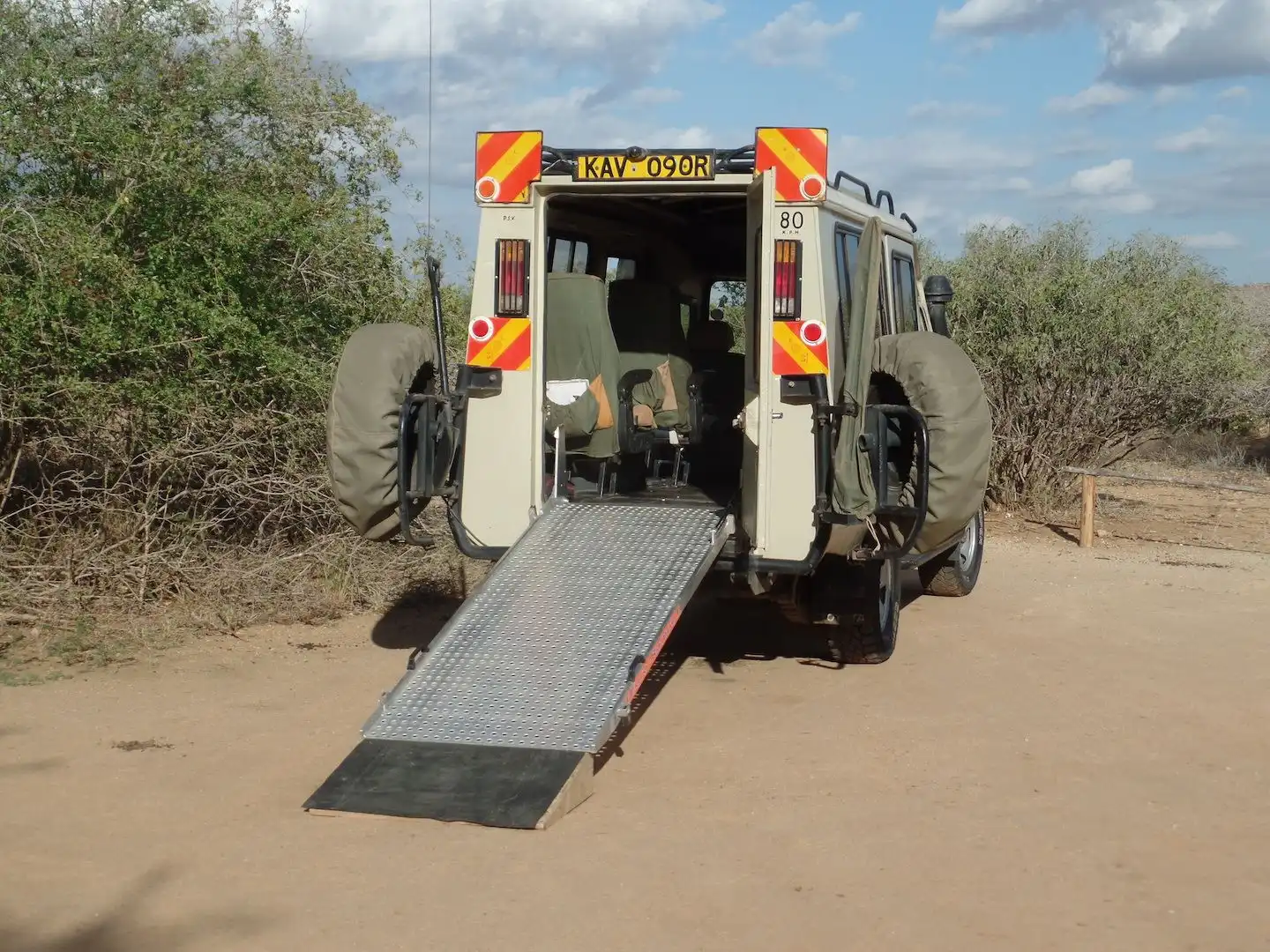 Tansania Safari barrierefreier Safarijeep mit Rampe