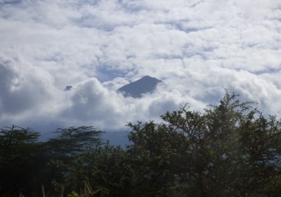 Tansania Safari Arusha Mount Meru in den Wolken