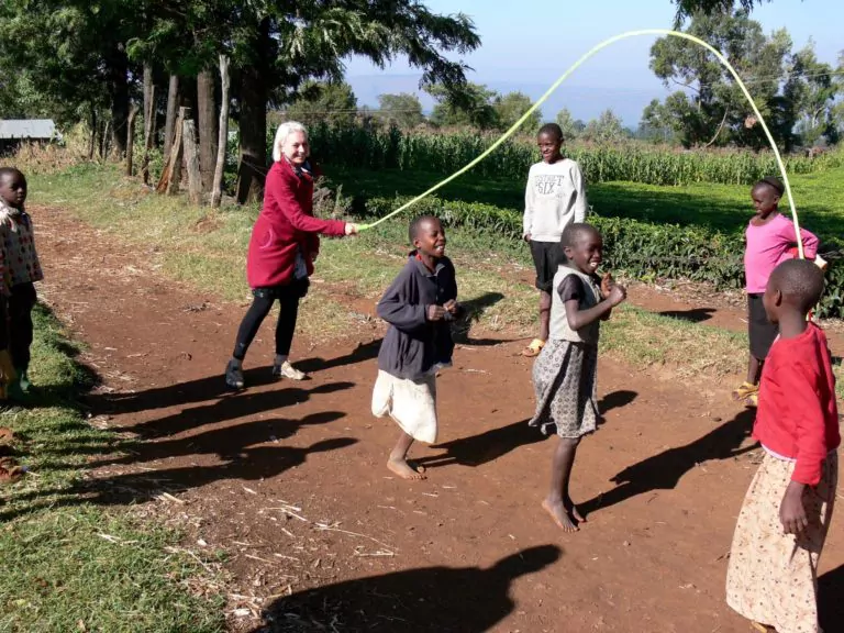 Kenia Safari Spielende Kinder bei den Teeplantagen
