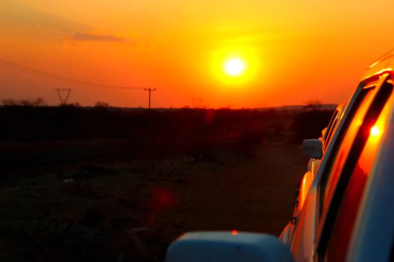 Tansania Selbstfahrer Reise Fahrzeug im Sonnenuntergang