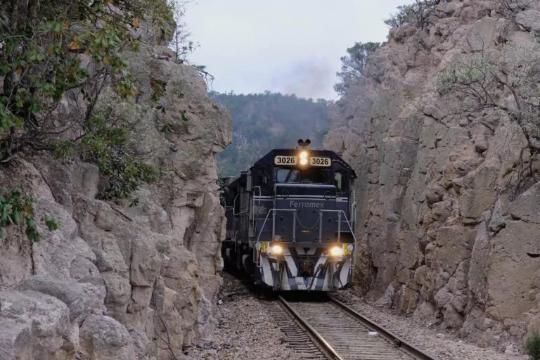 Mexiko Bahnreise Chepe enge Durchfahrt
