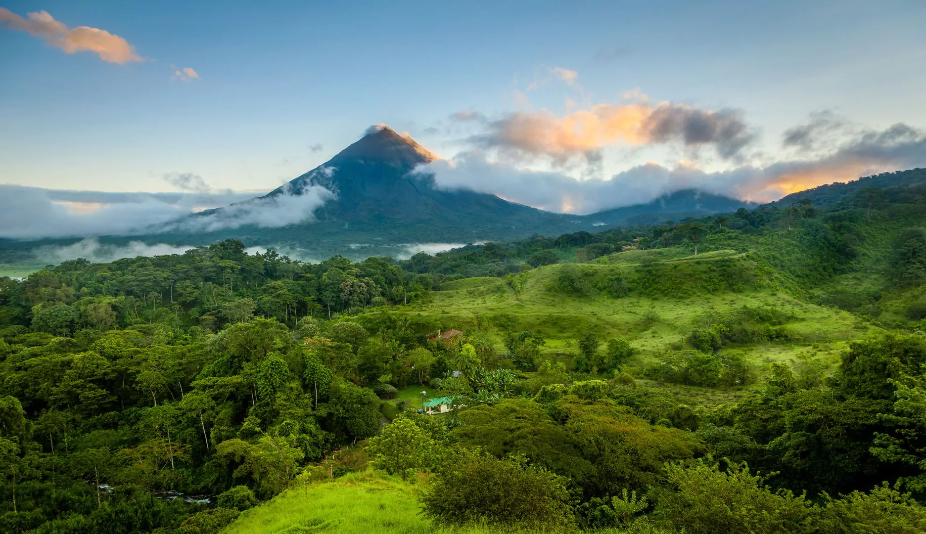 Costa Rica Rundreisen Vulkan Arenal in Wolken