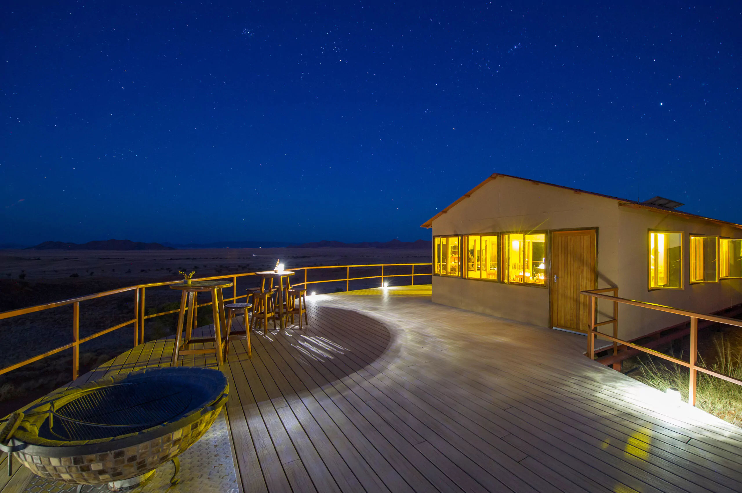 Namibia Safari Namib Dune Star Camp Terrasse bei Nacht