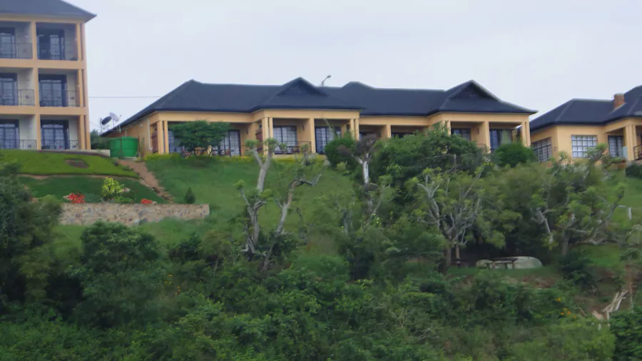 Ruanda_Reisen_Lake_Kivu_Emeraude_Kivu_Resort_Fassade_vom_See