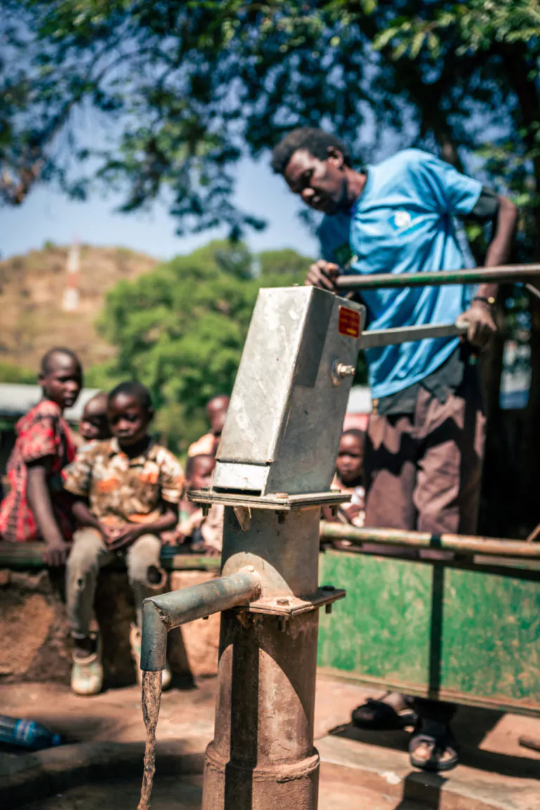 Uganda Rundreise Viva con Agua Trinkwasser Projekt Pumpe