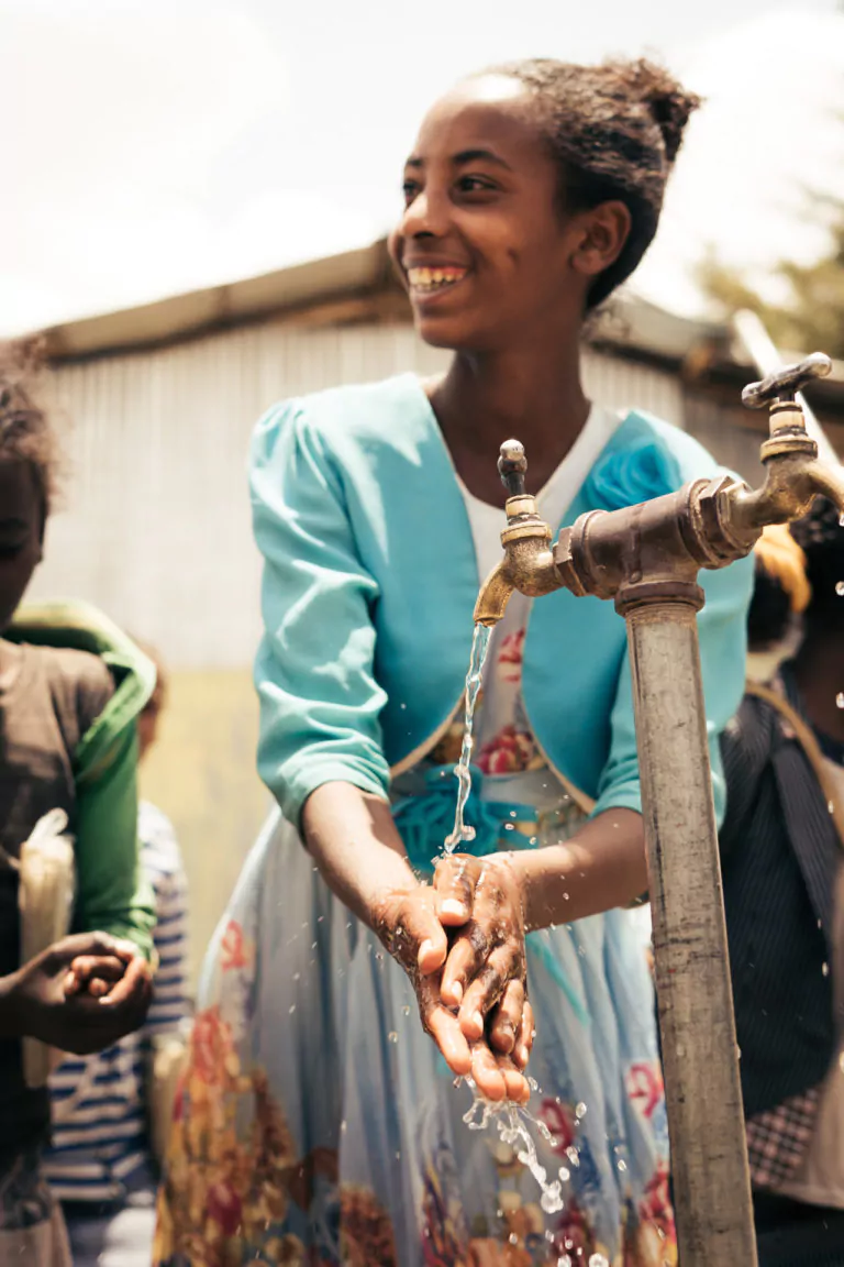 Projektbild_Girl-washing-hands_in-Aethiopien