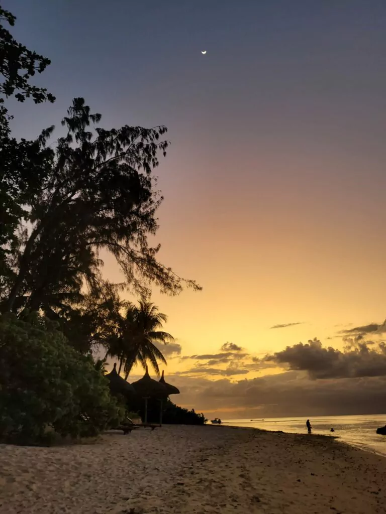 Mauritius Rundreise sonnenuntergang am strand trou aux biches