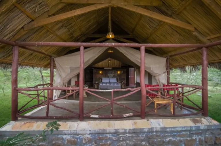 Kenia Safari Voyager Ziwani Camp Zelt mit Terrasse