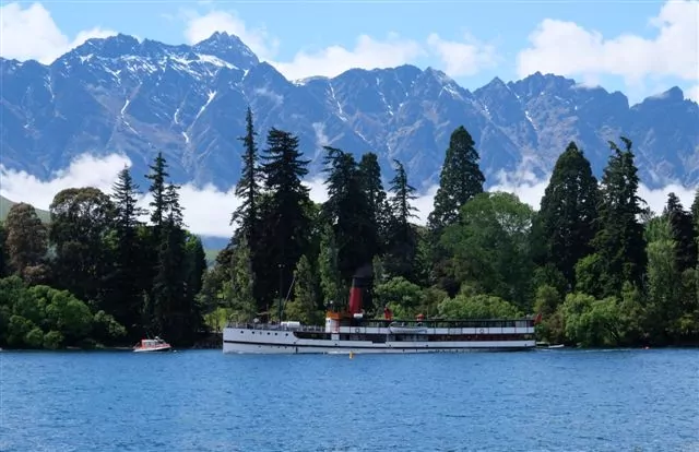 Neuseeland Bahnreise Dampfschiff-Earnslaw-auf-dem-Lake-Wakatipu