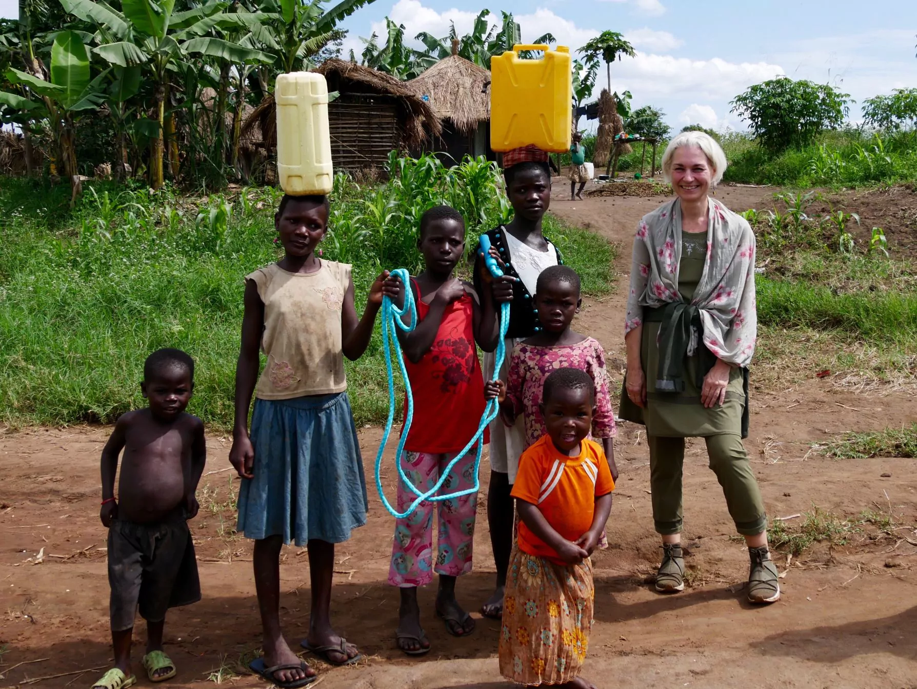 Uganda Rundreisen Ein-Springseil-fuer-die-Kinder