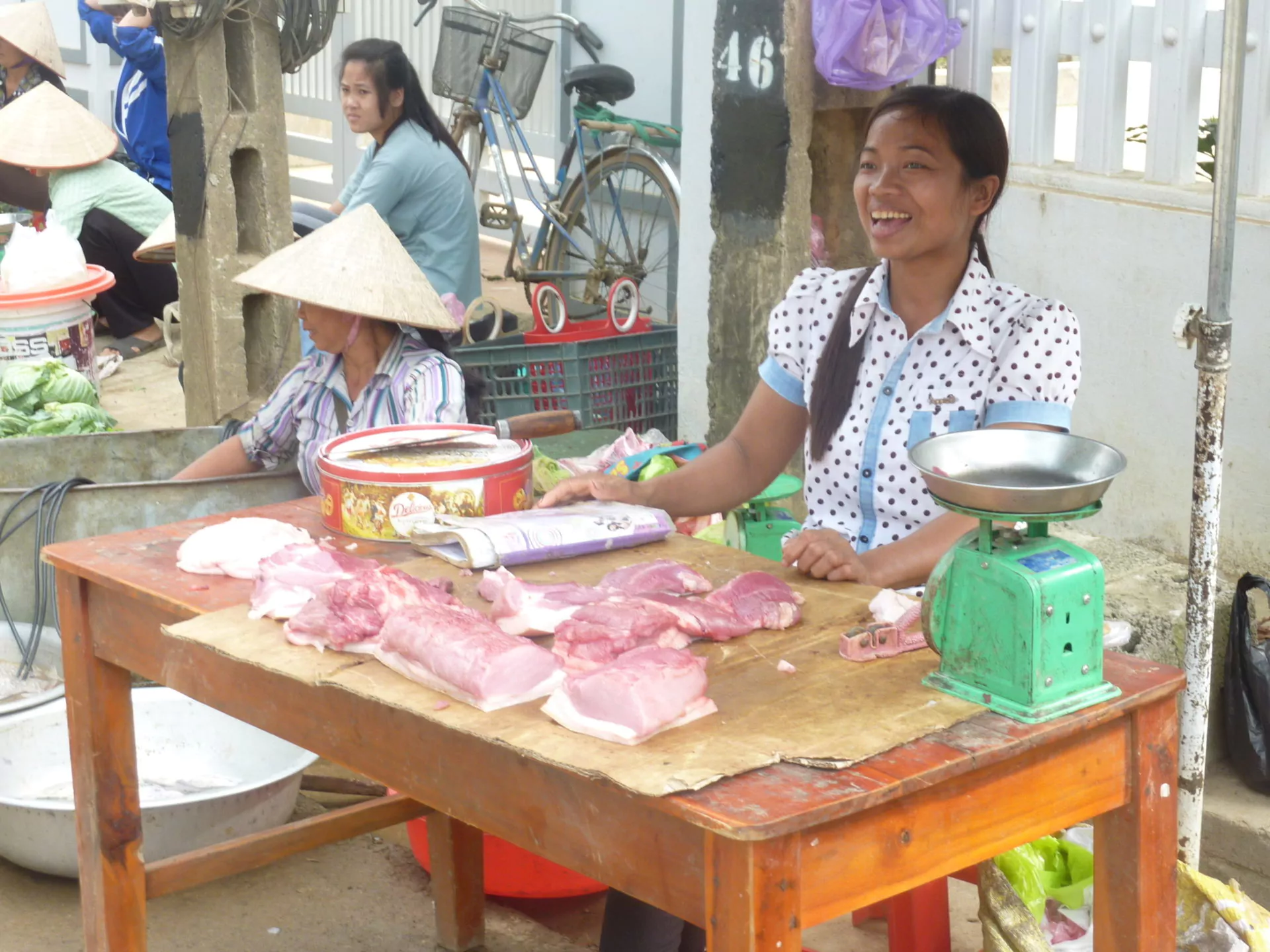 Vietnam Reise Froehliche-junge-Frau-auf-dem-Markt
