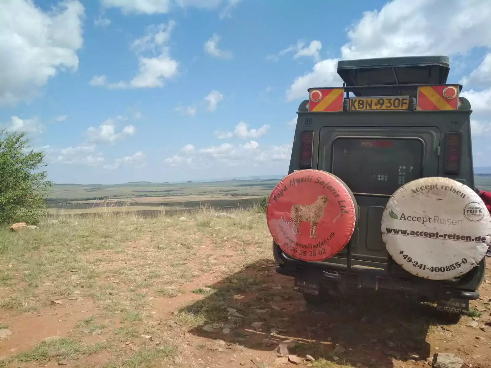Kenia_Safari_Fahrzeuge_Jeep_auf_Pirschfahrt_mit_toller_Aussicht