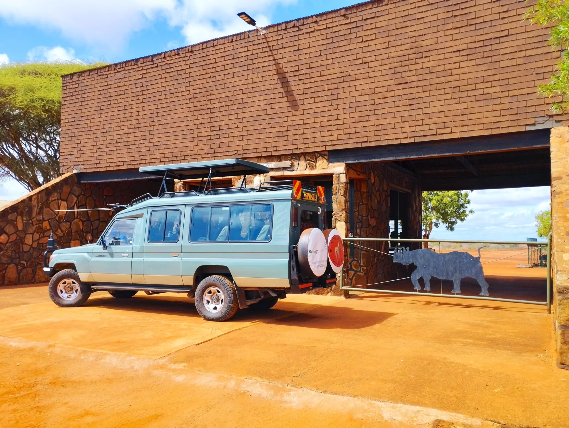 Kenia_Safari_Fahrzeuge_Jeep_vor_Tsavo_West_Nationalpark_Gate