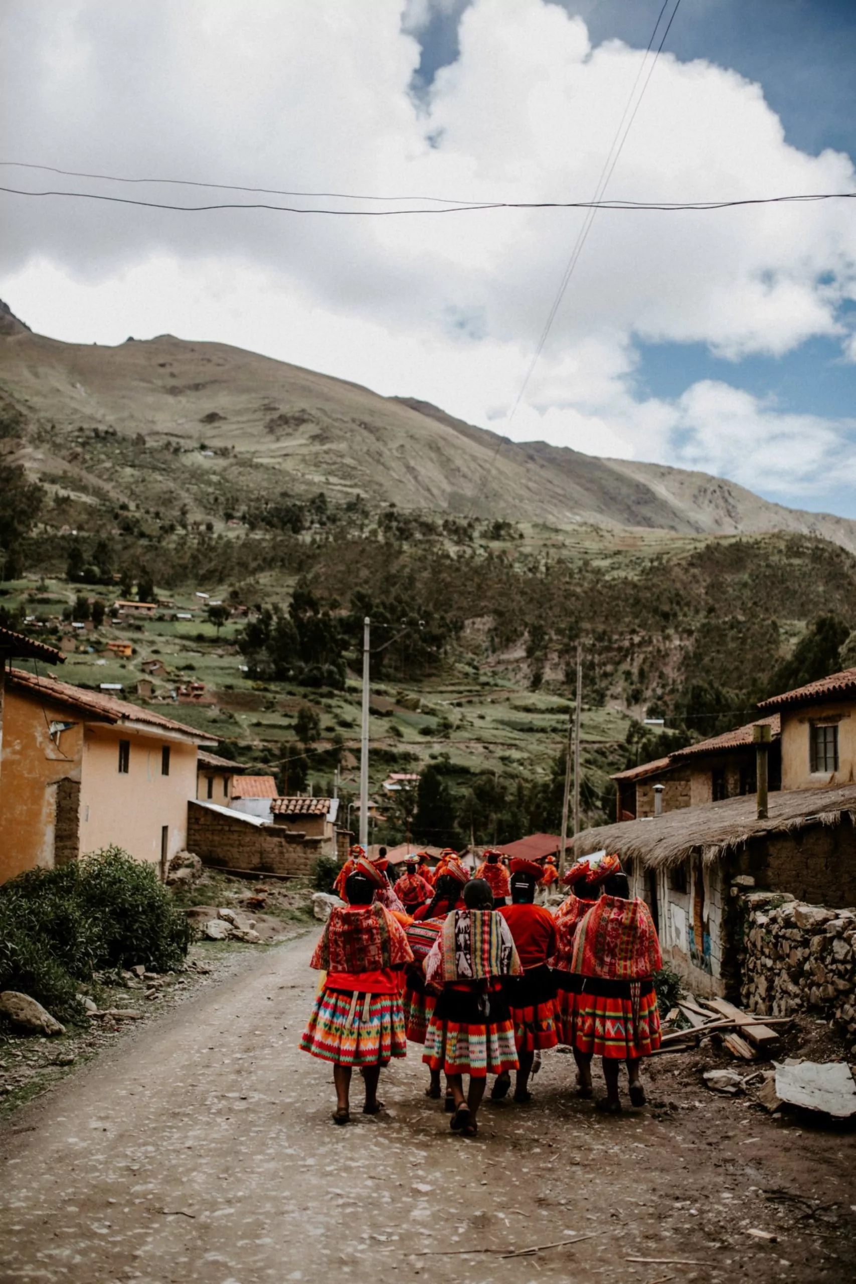 Peru Reisen Cusco Andendorf frauen auf dem ruckweg ins dorf