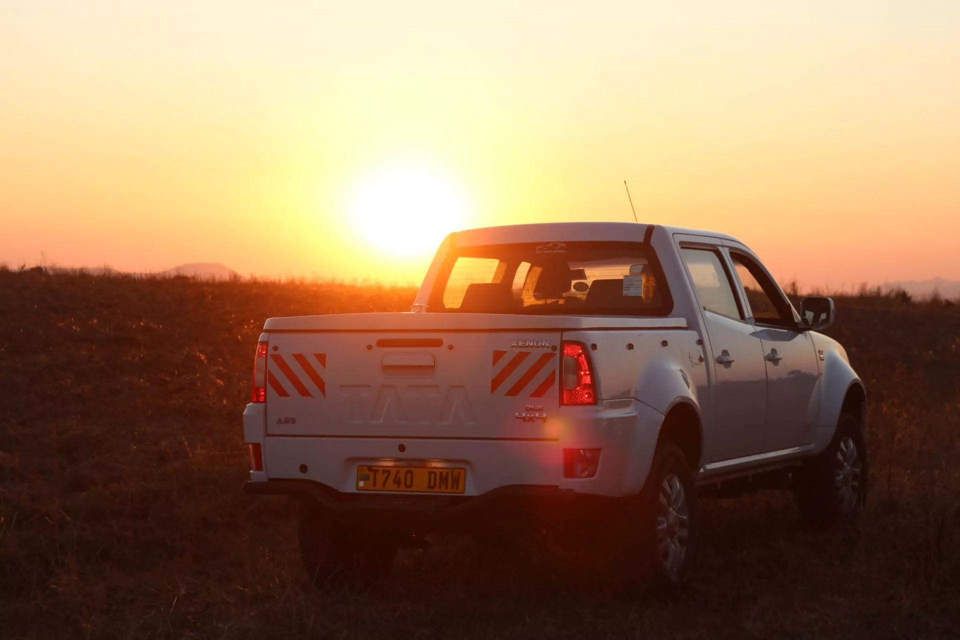 Tansania Selbstfahrer Reise Jeep bei Sonnenuntergang