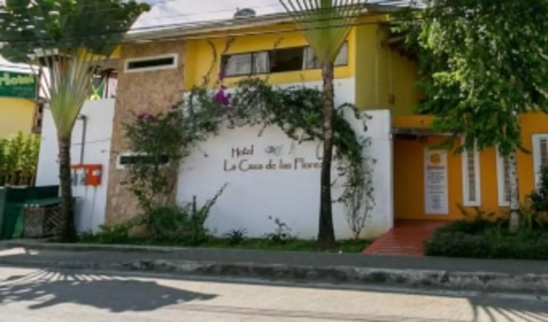 Costa Rica Rundreise La Casa de la Flores Strassenansicht