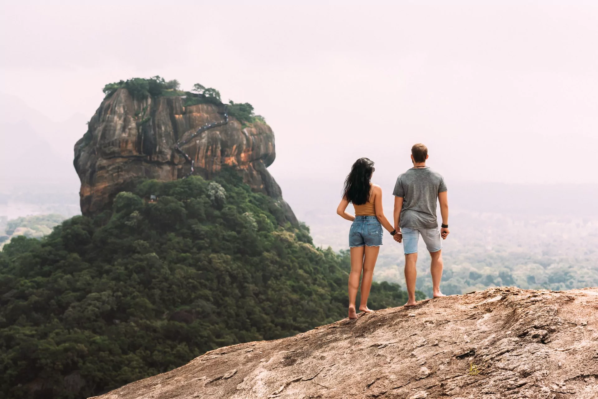Hochzeitsreise Sri Lanka Shiva Sigiriya Ausblick auf Felsen Paar
