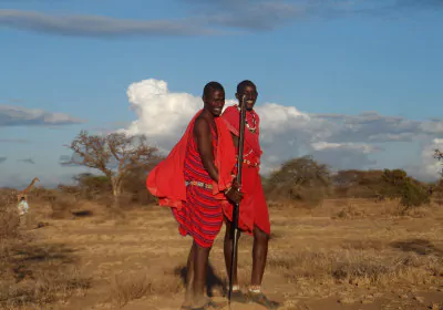 Safari und Baden Kenia Amboseli Fusspirsch mit Massai Krieger