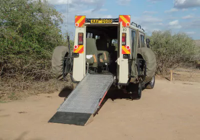 Kenia Safari Rollstuhl Safarijeep Rampe