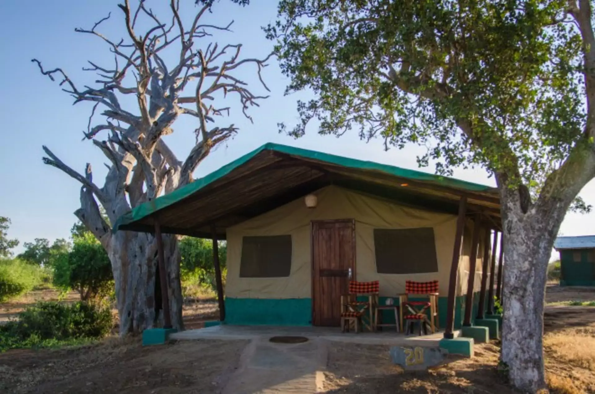 Kenia Safari Tsavo Sentrim Camp Zelt aussen