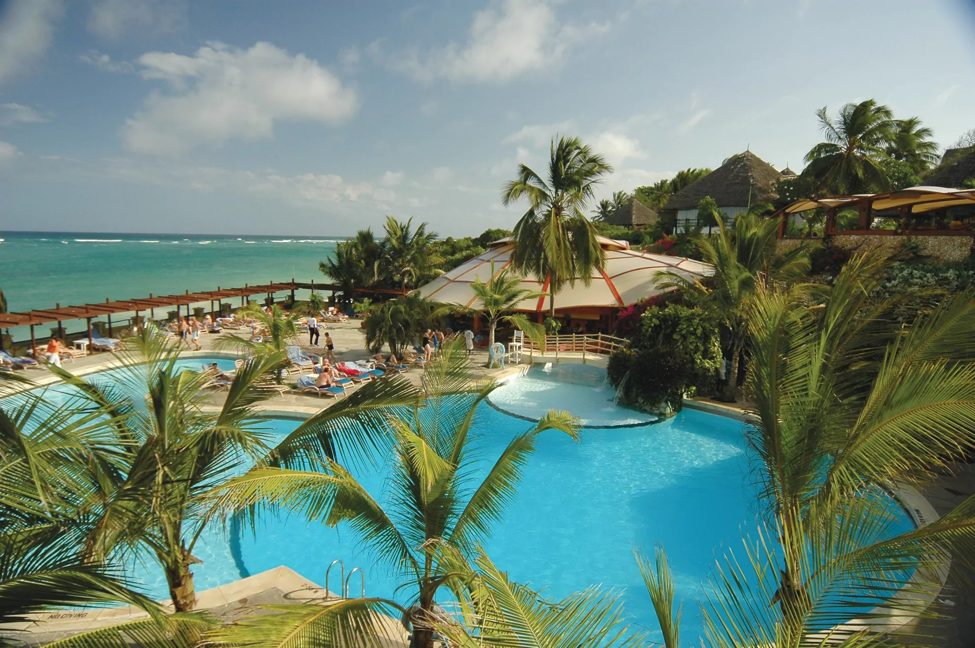 Kenia Safari Urlaub Diani Beach Leopard Beach Resort poolanlage vom hotel von oben