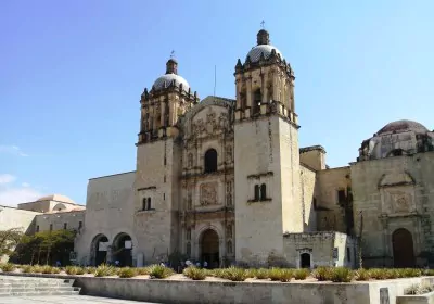 Mexiko Rundreise Oaxaca Santo Domingo Kathedrale vor blauem Himmel