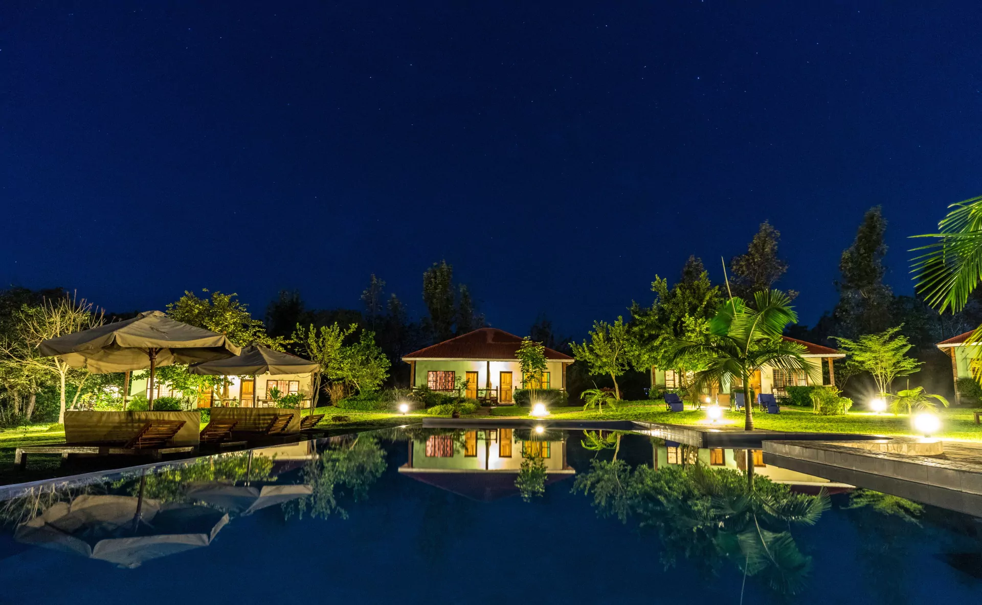 Tansania Safari Arusha African View Lodge Pool bei Nacht
