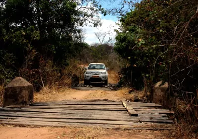 Tansania Safari Selbstfahrer Brücke Auto