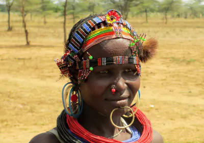 Uganda Kulturreise Makabila Einheimische mit Kopfschmuck