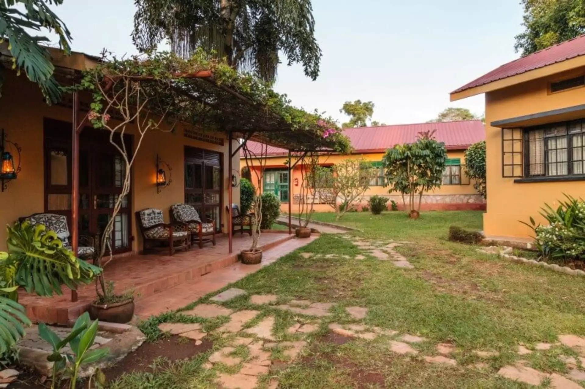 Uganda Rundreise Airport Guesthouse Entebbe Garten