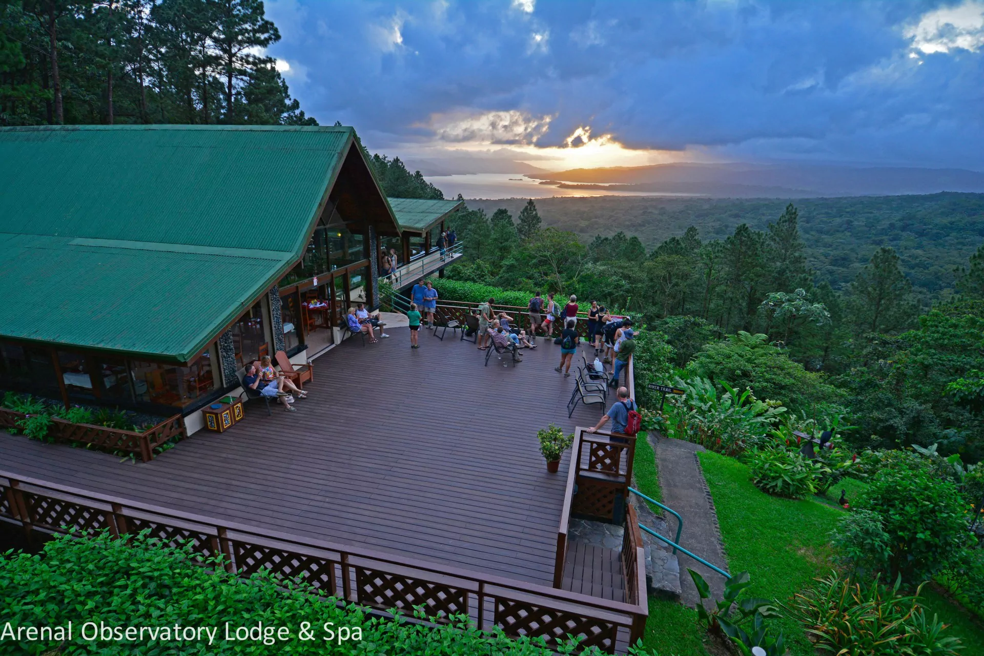costa rica rundreisen Arenal Observatory Lodge restaurant mit aussichtsterrasse arenal observatory lodge