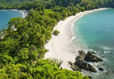 costa rica rundreisen Manuel Antonio weisser strand regenwald luftansicht