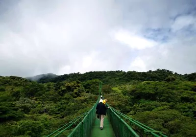 costa rica rundreisen monteverde hangebrucke im nebelwald