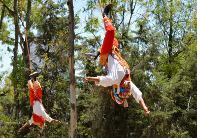 Mexiko Rundreise Danza del Volador traditioneller bunter Tanz