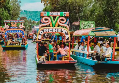 Mexiko Rundreise bunte Boote in Xochimilco