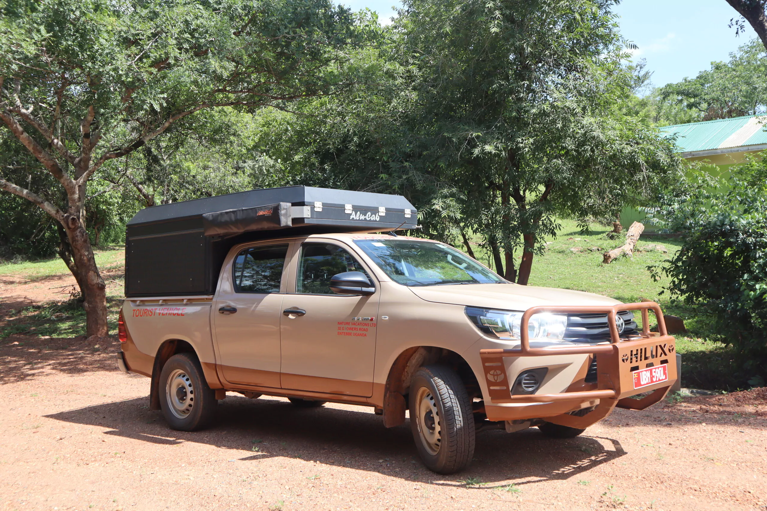 Uganda Selbstfahrer Reise Toyota Hilux mit Canopy Camper auf Parkplatz
