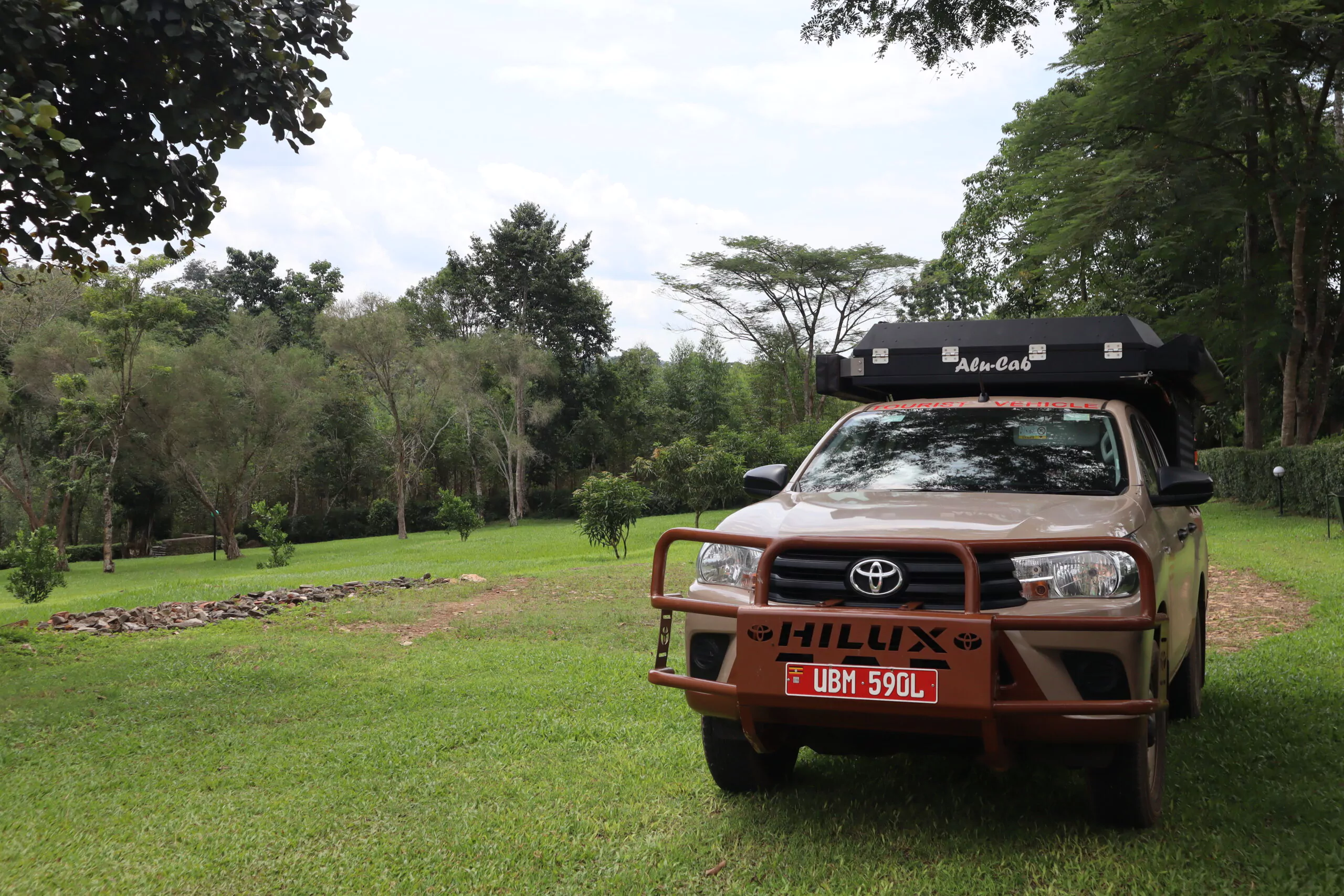 Uganda Selbstfahrer Reise Toyota Hilux auf Campingplatz
