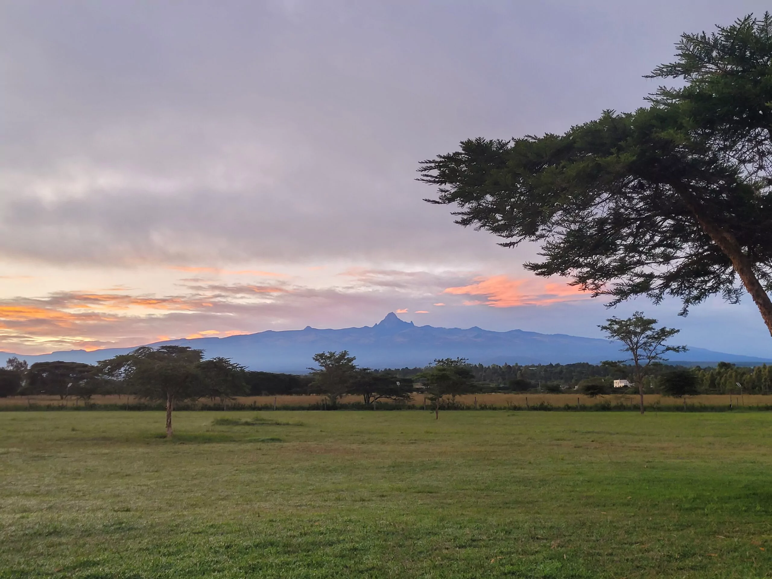 Mietwagenreise durch Kenia Blick auf den Gipfel des Mount Kenyas bei Sonnenaufgang von der Terrasse