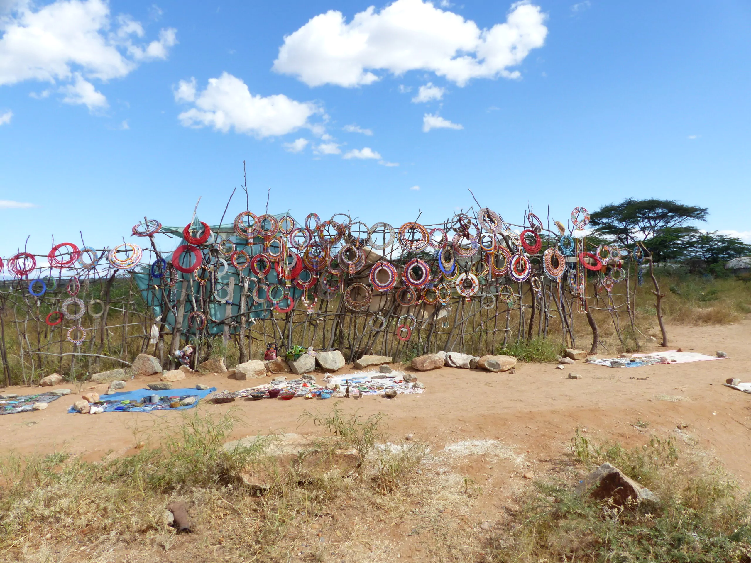 Mietwagenreise durch Kenia Blick auf Samburu Schmuck am Straßenrand
