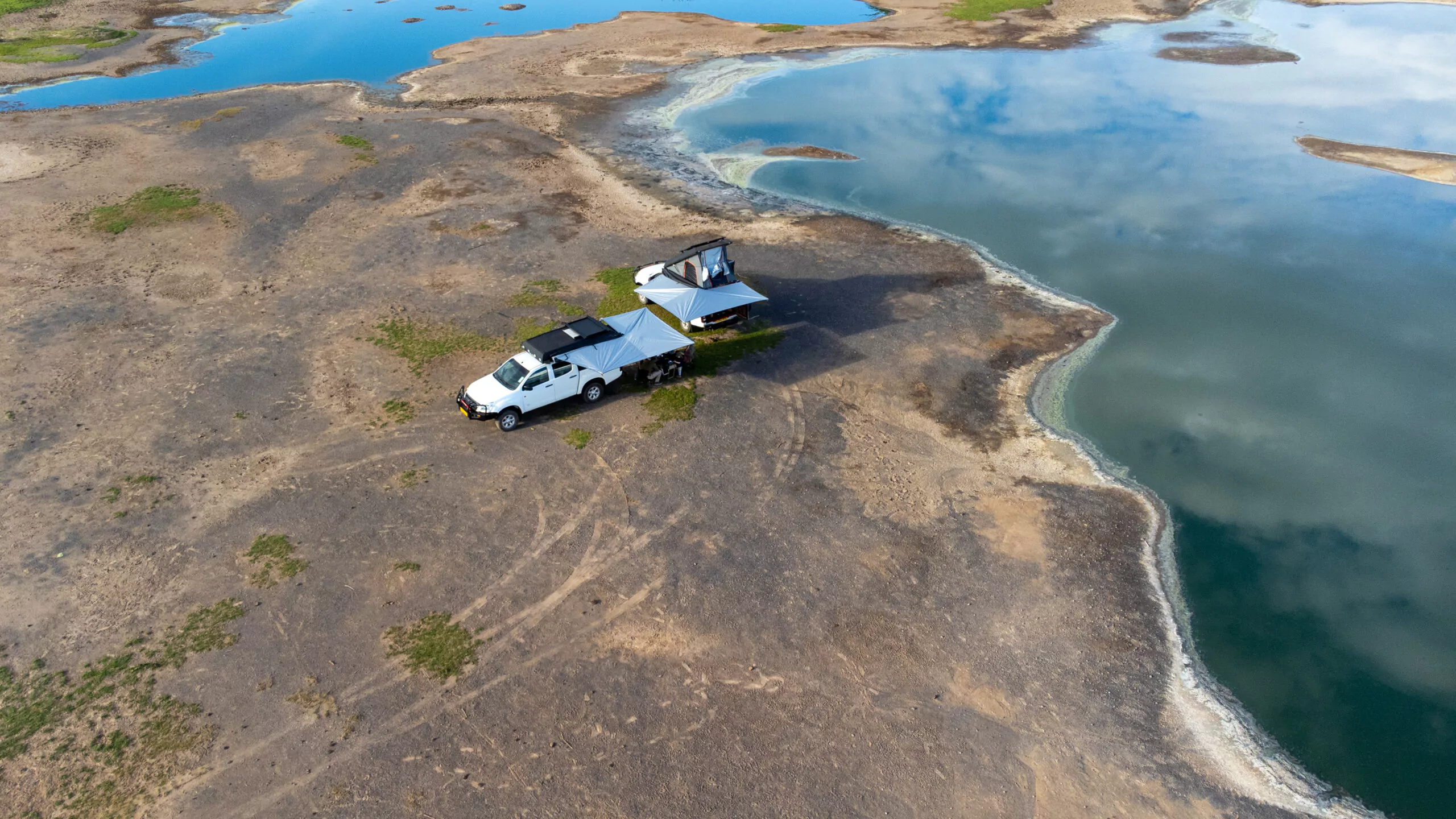 Tansania Camping Safari mit dem Mietwagen Fahrzeuge am Seeufer