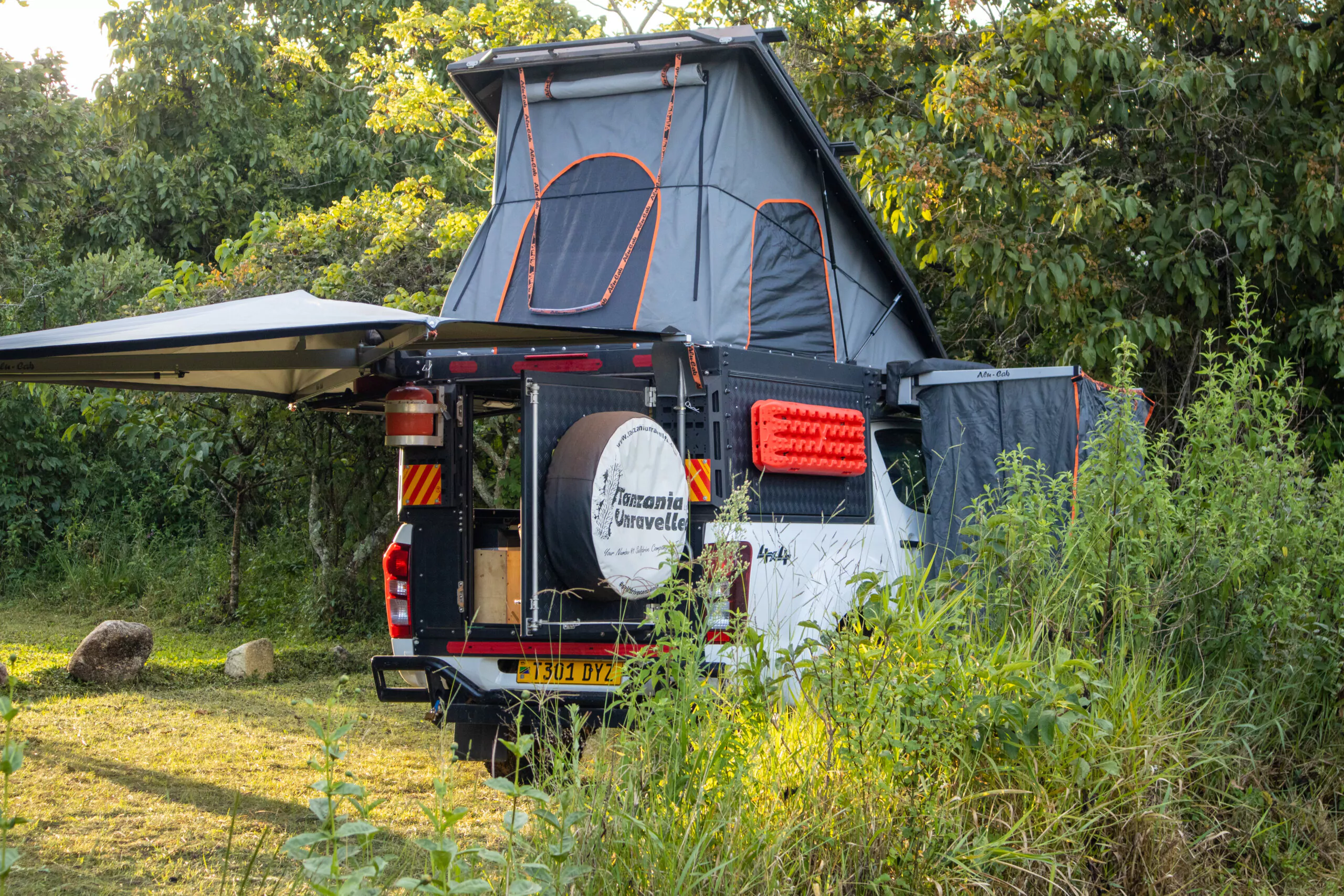 Tansania Camping Safari mit dem Mietwagen Isuzu DMax Camper Dachzelt