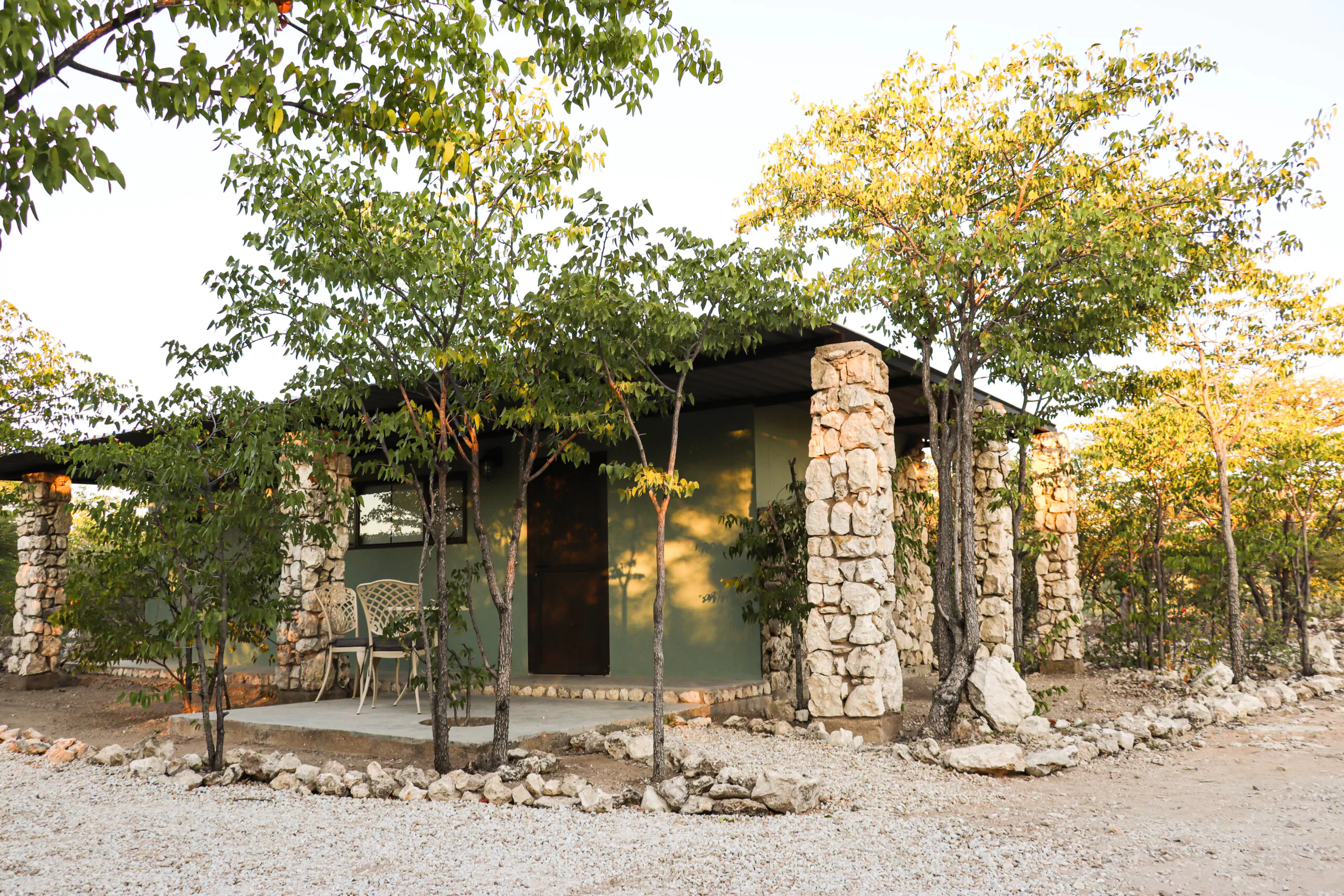 Namibia Safari Etosha Nationalpark Etosha Omusati Lodge Bungalow Aussenansicht