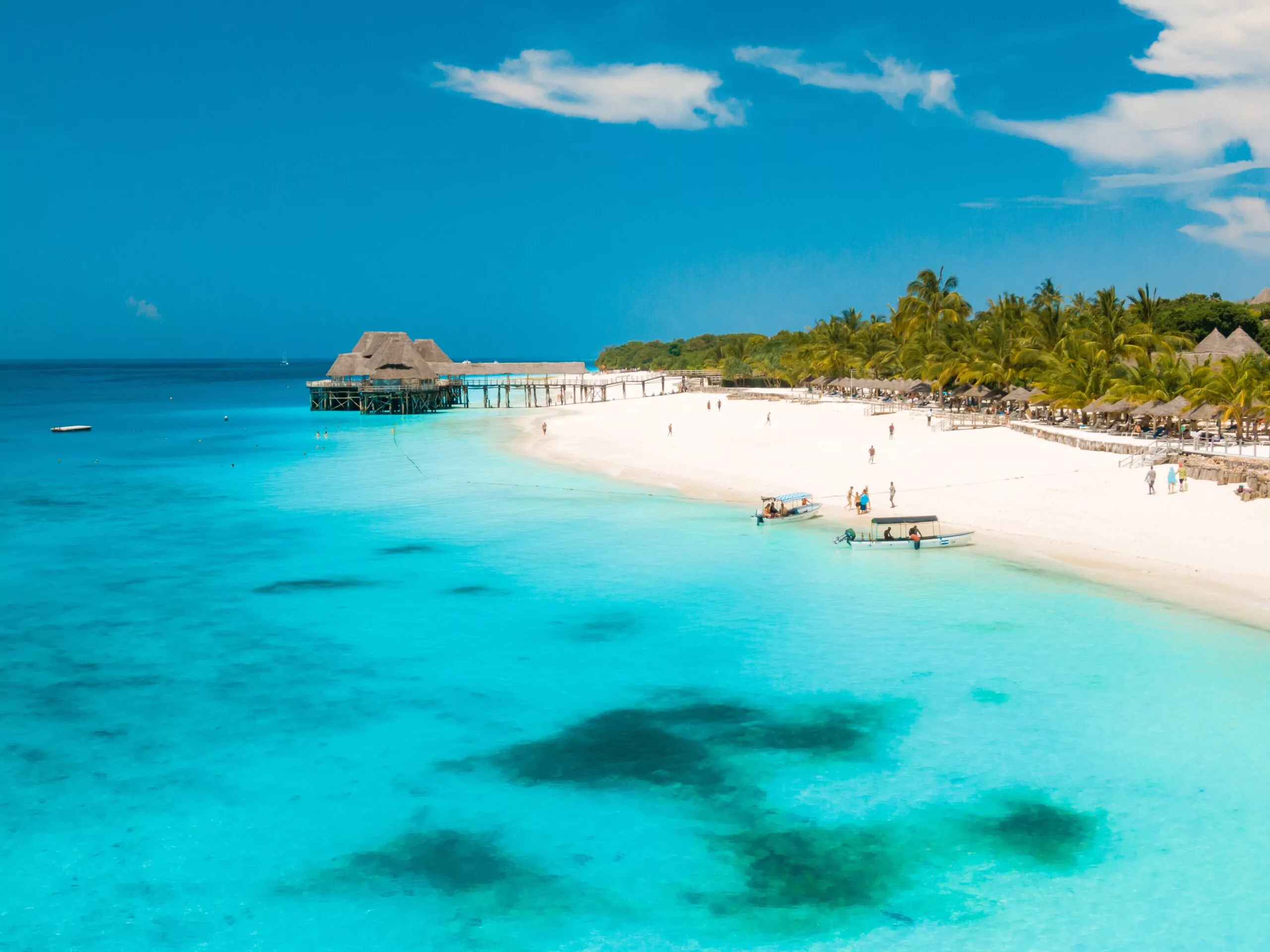 sansibar_urlaub_weisser_strand_palmen_blaues_wasser