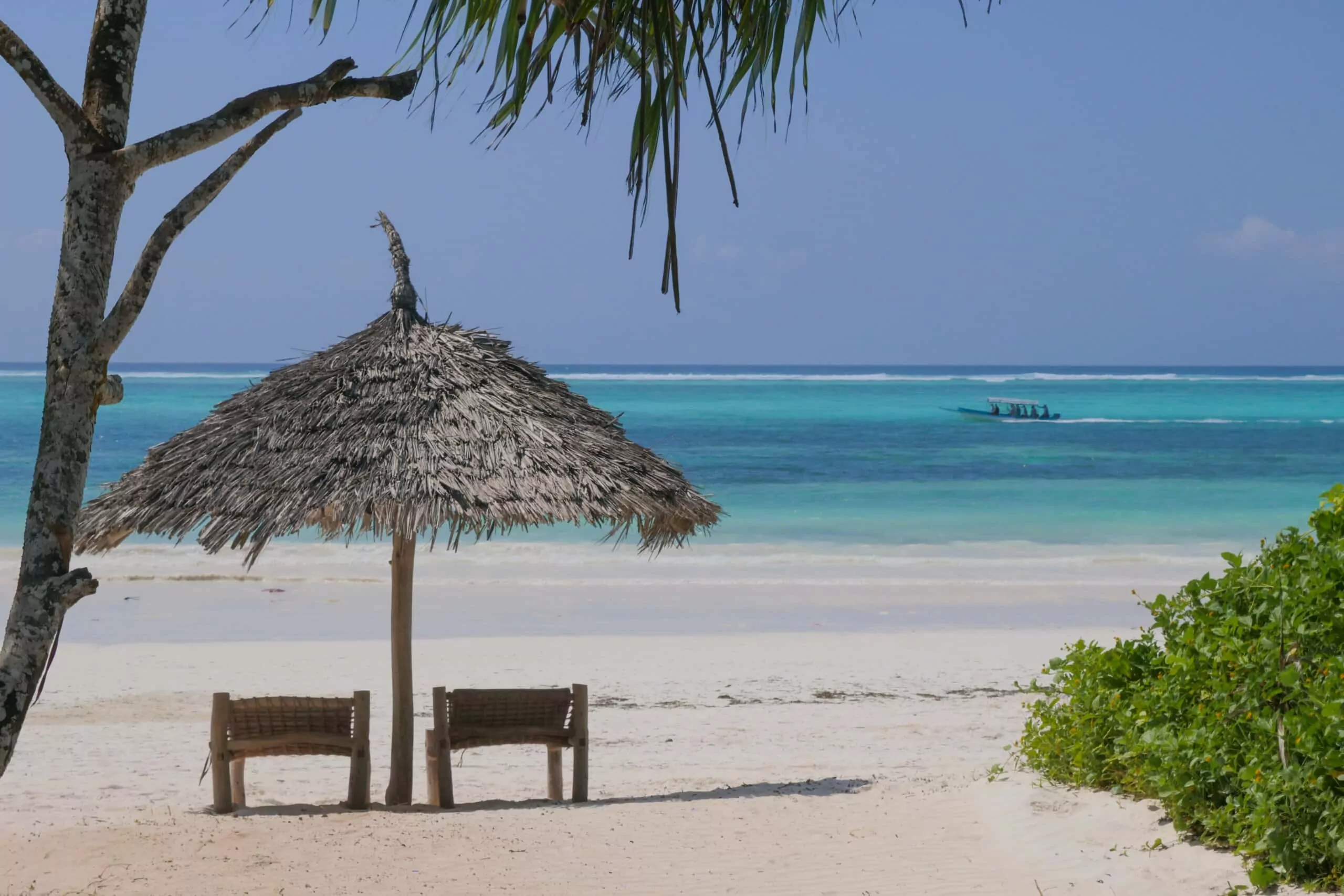 Sansibar Urlaub und Safari Matemwe Zanzibar Pearl Strand Sonnenschirm und Liegen